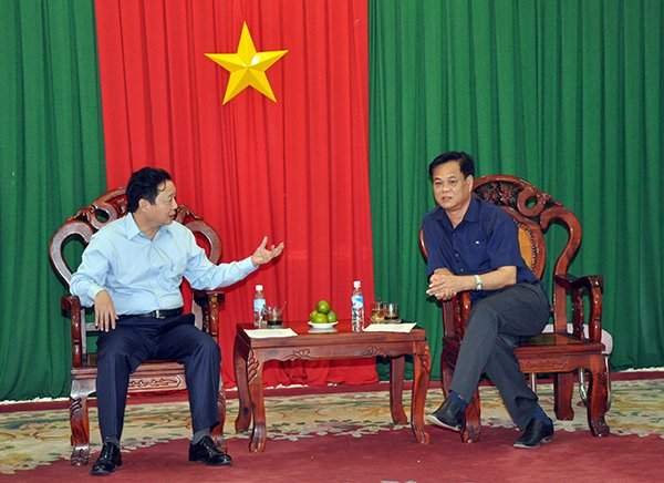 Bộ trưởng Trần Hồng Hà trao đổi với Bí thư Tỉnh ủy Phú Yên Huỳnh Văn Việt trước khi đị thị sát thực tế